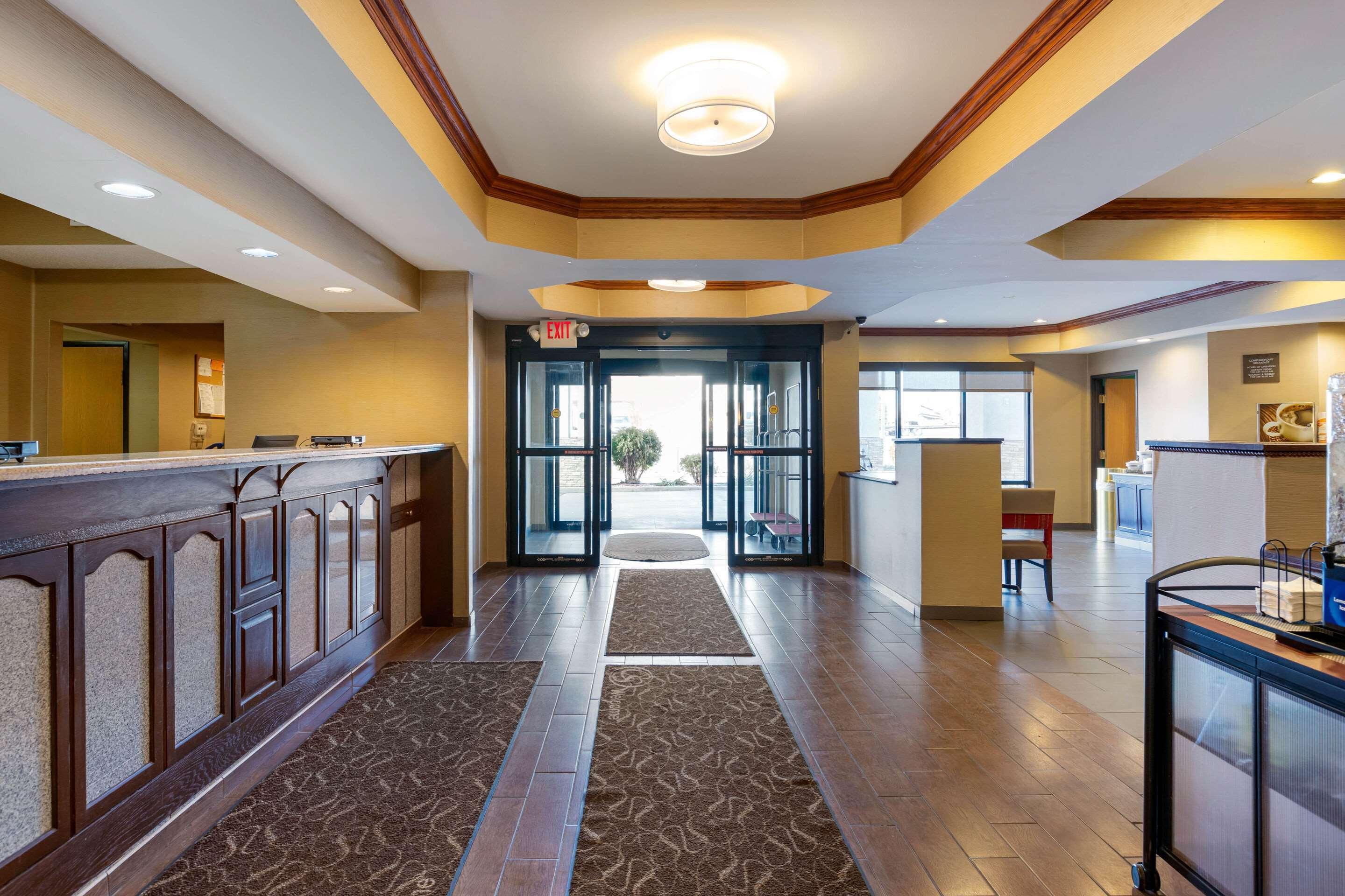 Comfort Suites South Haven Near I-96 Buitenkant foto