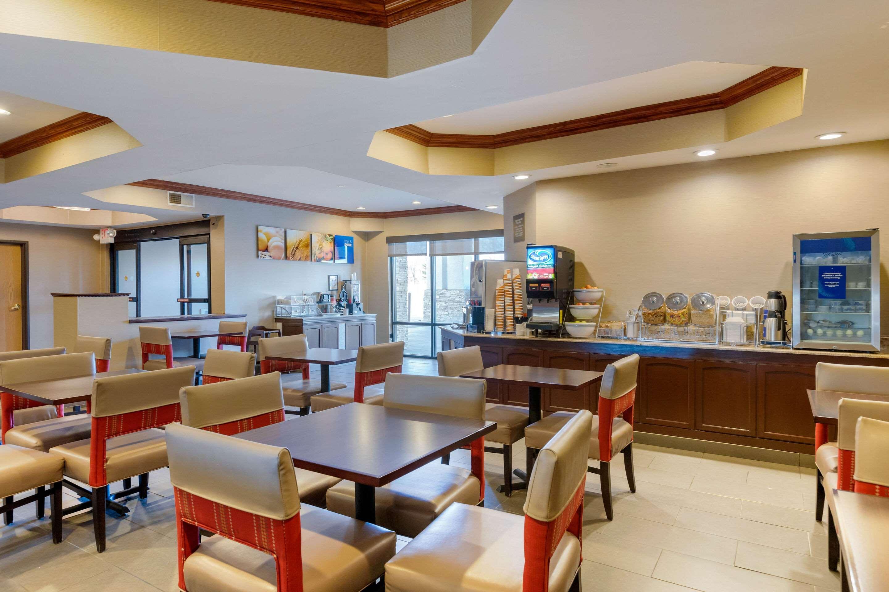 Comfort Suites South Haven Near I-96 Buitenkant foto