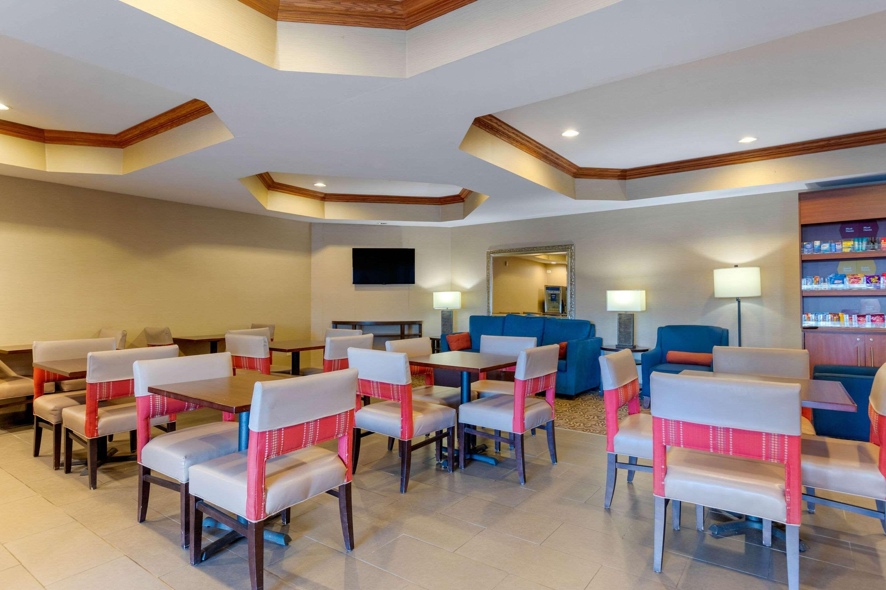Comfort Suites South Haven Near I-96 Buitenkant foto