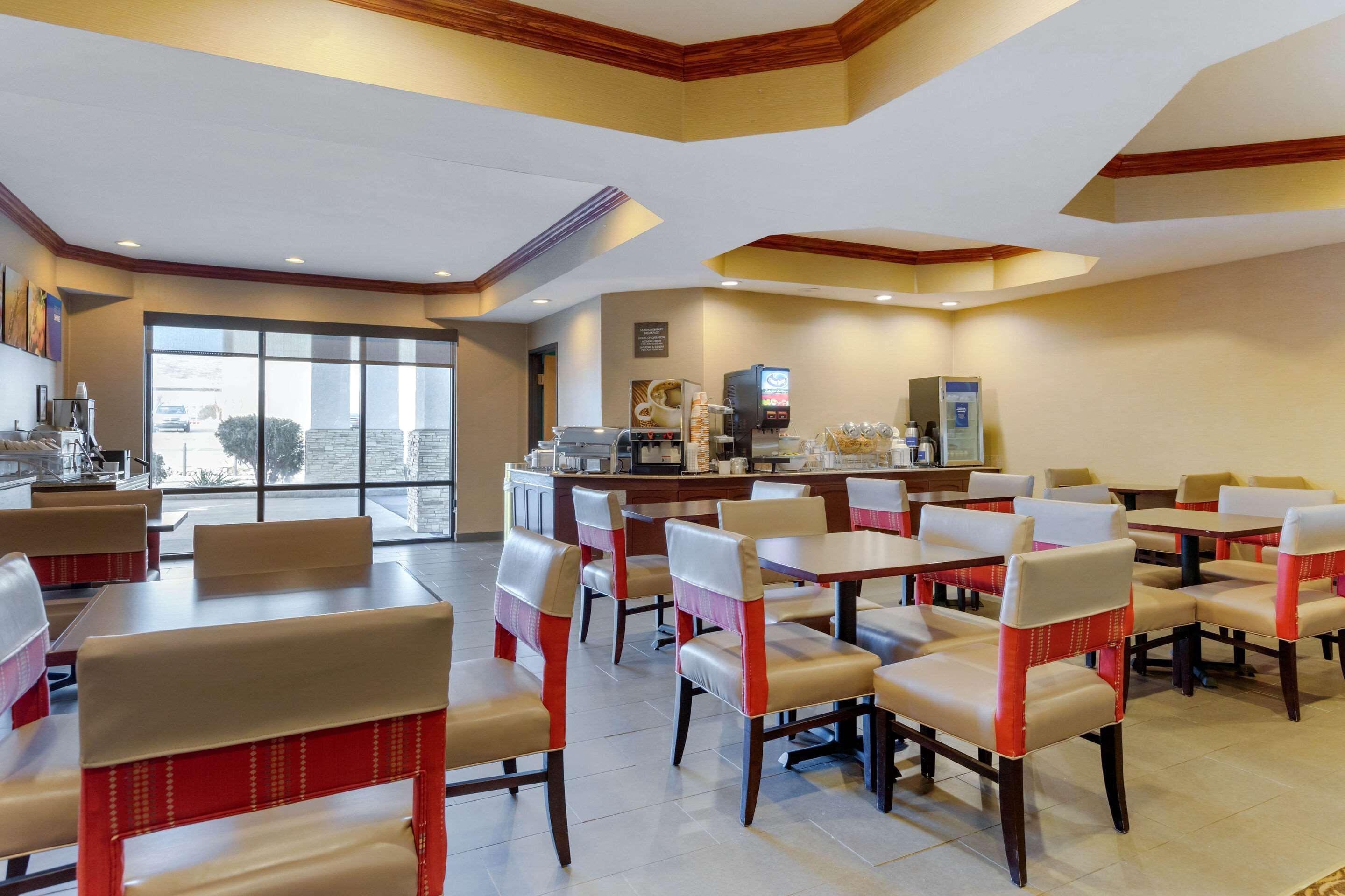 Comfort Suites South Haven Near I-96 Buitenkant foto